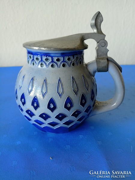 Stoneware beer mug with tin lid