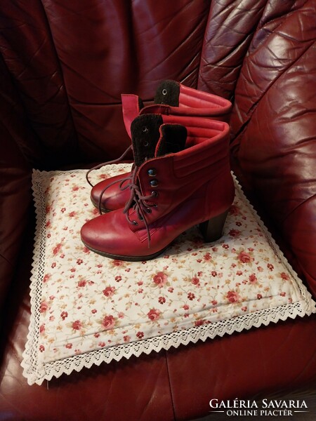 Piros, használt, magassarkú fűzős bőrcipő
