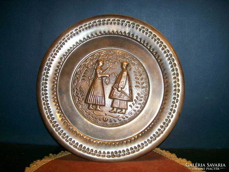 Copper wall plate with a diameter of 20.5 Cm is a very nice old piece.