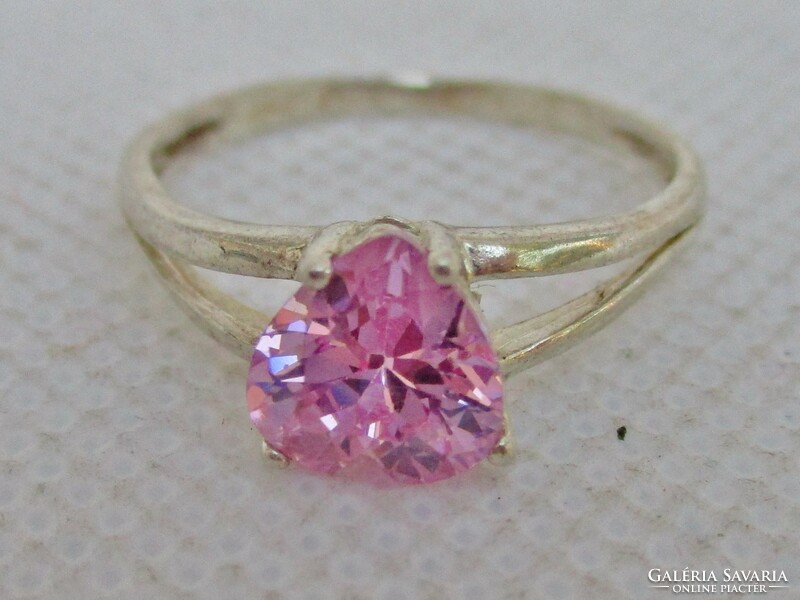 Beautiful silver ring with a triangular pink stone