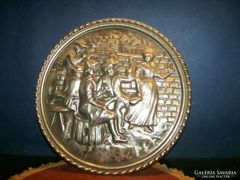 Copper wall plate with a diameter of 20.5 Cm is a very nice old piece.