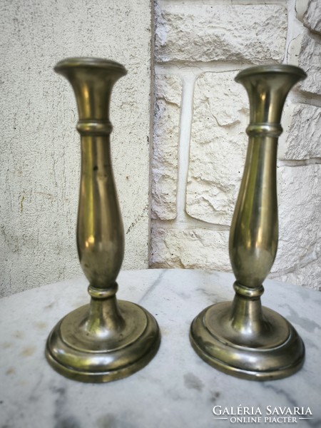 Antik Biedermeier gyertyatartó pàrban ezüst jellegű menetes szép àllapotban van.