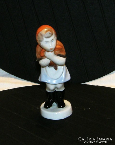 Fázós kislány Aquincumi porcelán figura