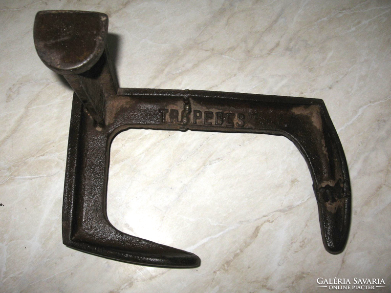 Antique marked shoemaker with caster cast iron anvil