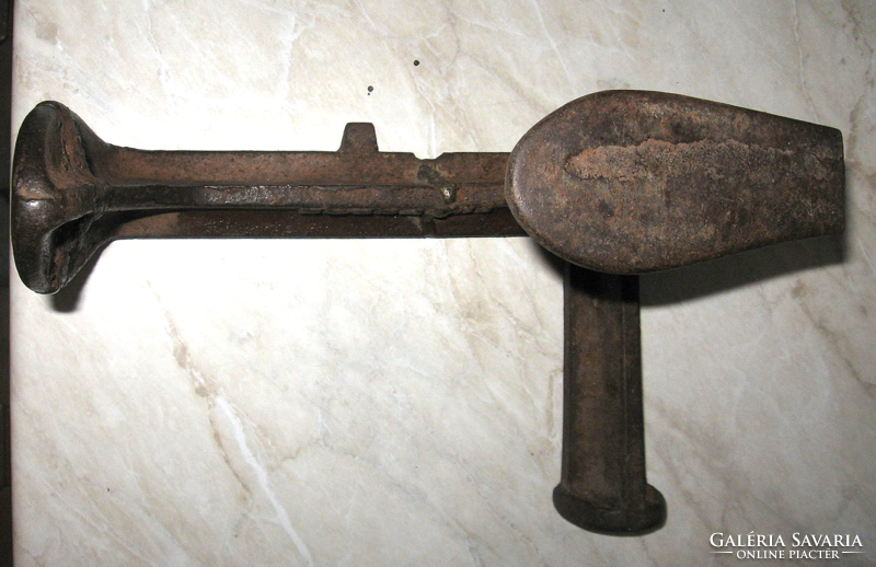 Antique marked shoemaker with caster cast iron anvil