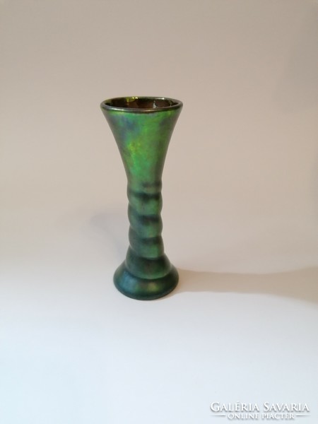 Ritka, gyűjtői Zsolnay bordó aljú, pajzspecsétes szecessziós miniatűr váza.