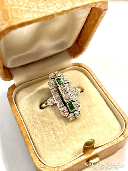 Women's ring with brilliant and emerald