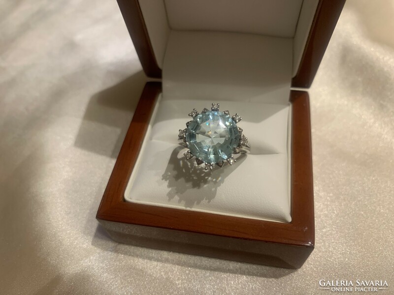6.0Ct with aquamarine glasses 14 kr. Special gold ring. With certificate