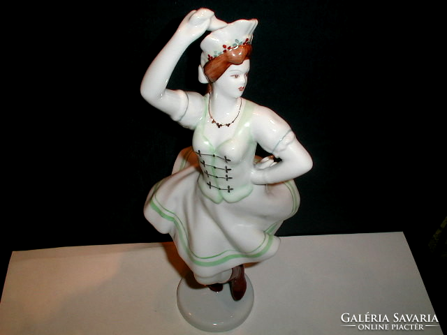 Hollóház porcelain innkeeper queen figure