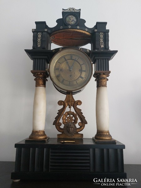1880 körüli Alabástrom oszlopos Bidemeier kandaló óra