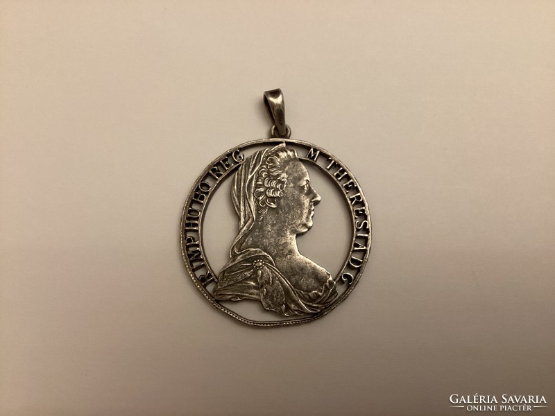 Mária Terézia ezüst érméből  készült medál .