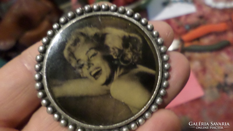 5 cm-es , retro kitűző , Marilyn Monroe képével , jó állapotban .