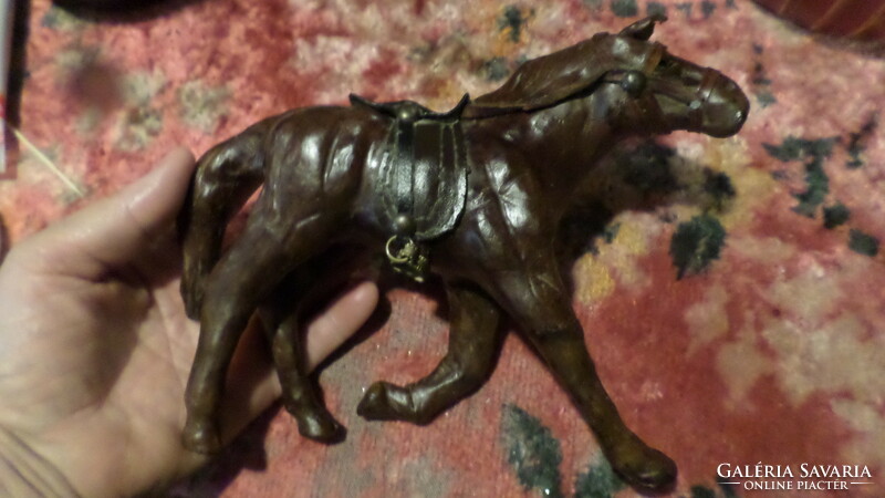 20 x 15 cm-es , bőrrel bevont , papírmasé lovacska , nagyon élethű szerszámozással .