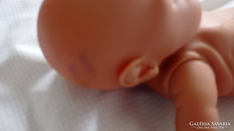 Kis újszülött csecsemő baba, játék baba, newborn modell