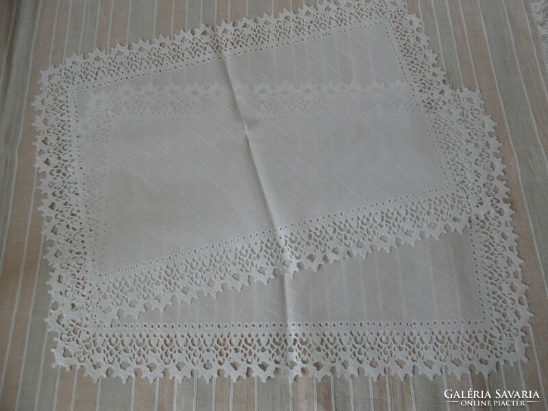 White plastic / washable placemats with lace edges (2 pcs. New)