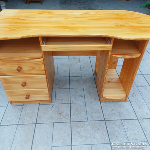 The pine desk shown in the pictures is for sale. Preserved, in good condition. Burst and scratch thread.