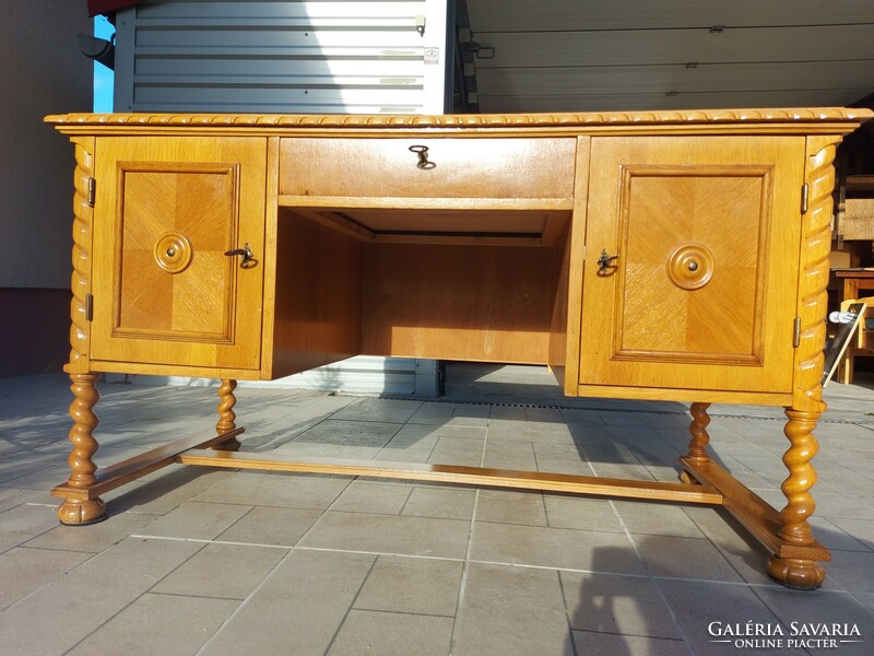 The colonial desk shown in the pictures is for sale. Preserved, in good condition. Breakout and scratch free. Size