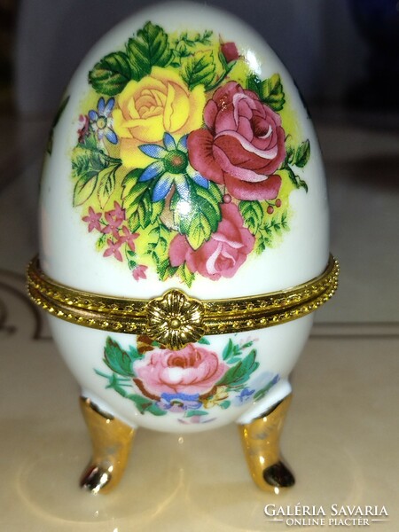 A beautiful flower-patterned porcelain jewelry box in the shape of an egg