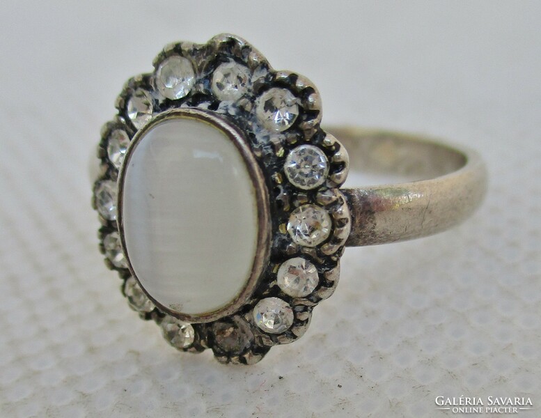 Szépséges  régi ezüstgyűrű macskaszemmel és fehér církóniákkal