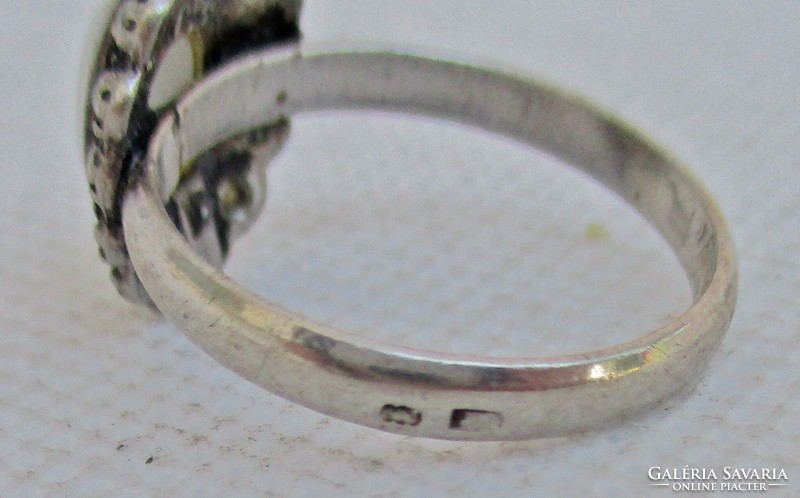 Szépséges  régi ezüstgyűrű macskaszemmel és fehér církóniákkal