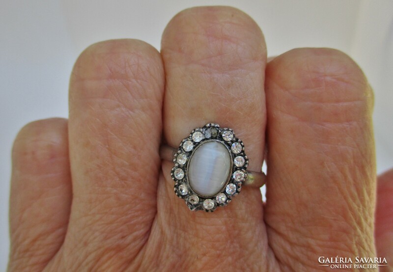 Szépséges  régi ezüstgyűrű macskaszemmel és fehér církóniákkal