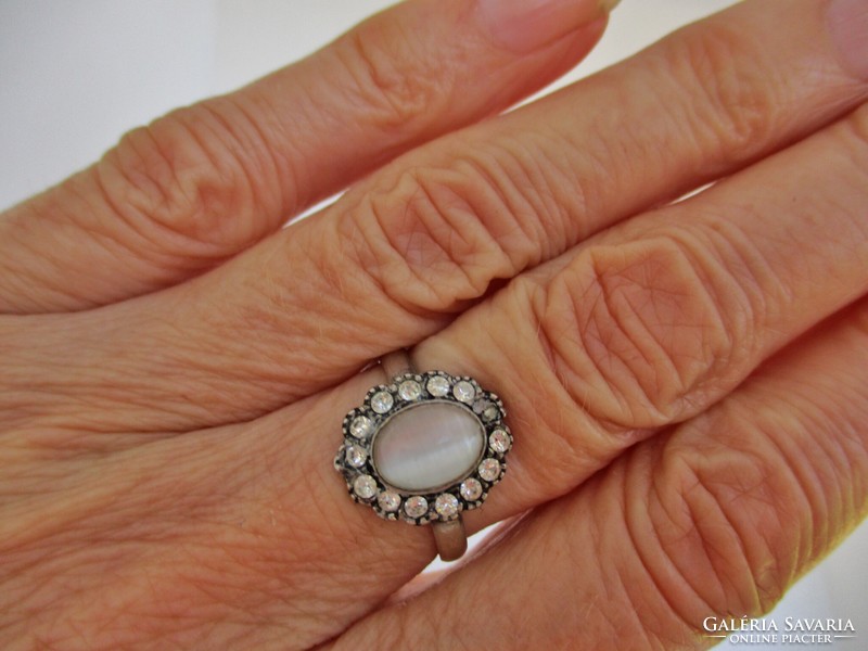 Szépséges  régi ezüstgyűrű macskaszemmel és fehér církóniákkal