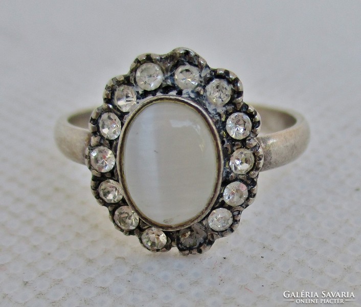 Szépséges  régi ezüstgyűrű macskaszemmel és fehér církóniákkal