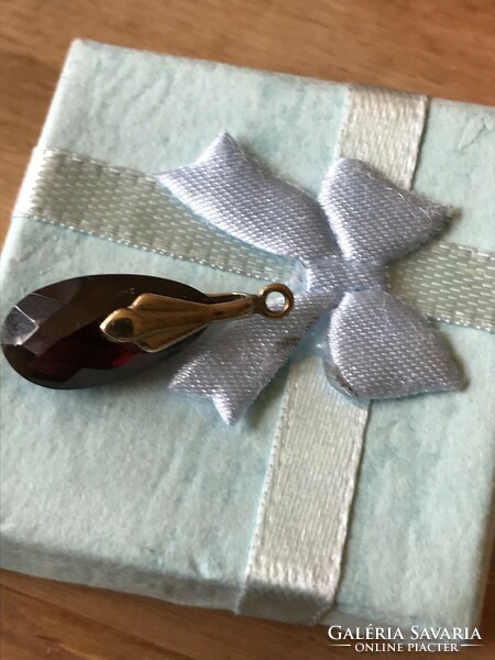 Régi sárga arany medál fazettált gránát kővel