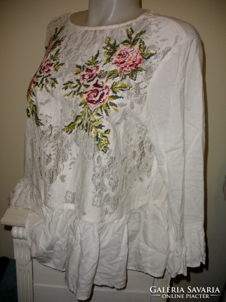 Hímzett csodaszép blúz, finom csipkével