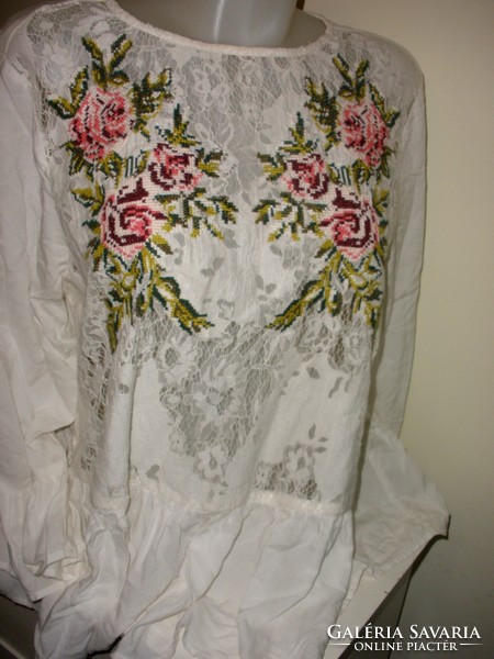 Hímzett csodaszép blúz, finom csipkével