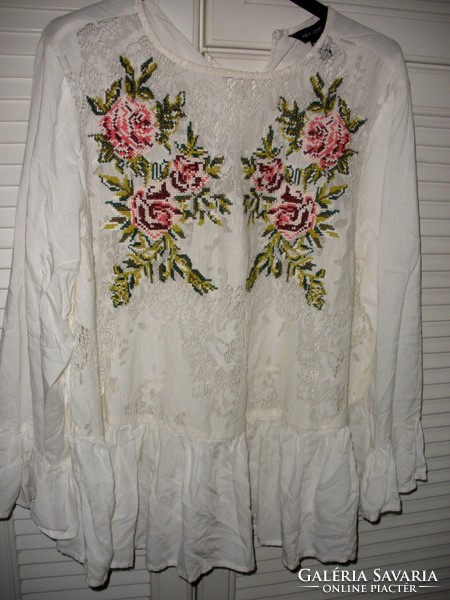 Hímzett csodaszép blúz, finom csipkével