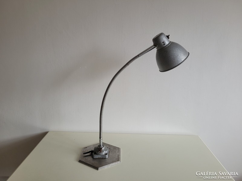 Nagy méretű régi retro ipari lámpa géplámpa mid century industrial műhelylámpa rozsdamentes talppal