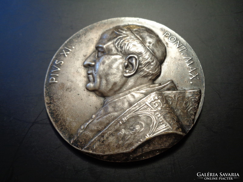 XI . Pius  Pont Max  pápa  , lemez plakett  , ezüstözött , 62 mm átmérőjű