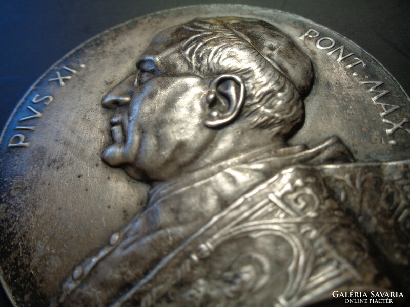 XI . Pius  Pont Max  pápa  , lemez plakett  , ezüstözött , 62 mm átmérőjű