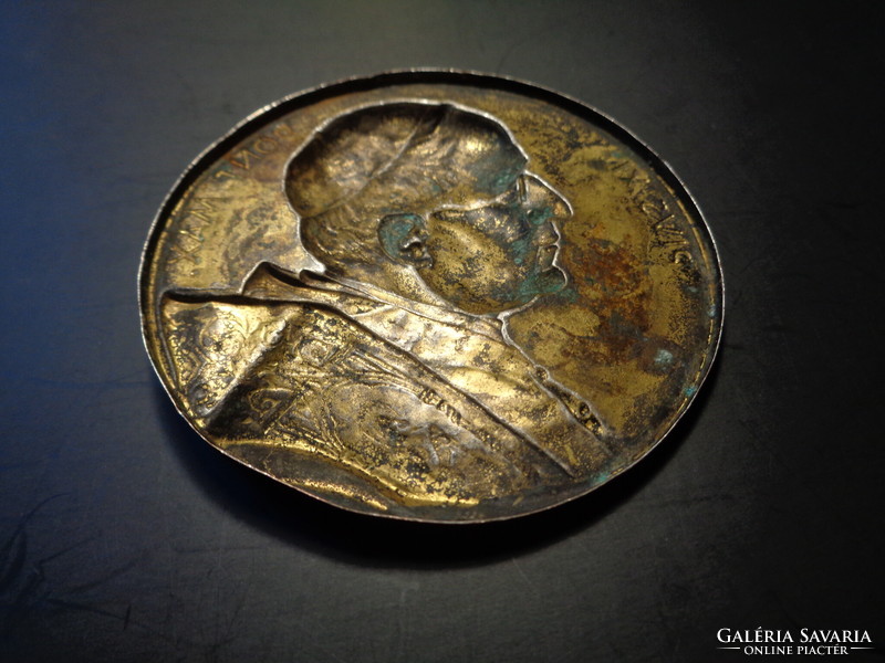 XI . Pius  Pont Max  pápa  , lemez plakett  , ezüstözött , 62 mm átmérőjű