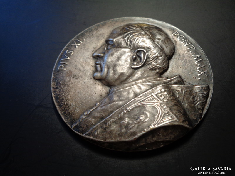 XI . Pius  Pont Max  pápa  , lemez plakett  , ezüstözött , 62 mm átmérőjű