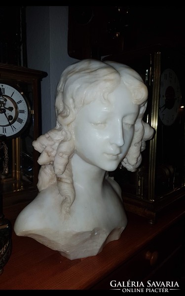 Meseszép leány büszt