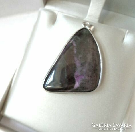 SZUGILIT háromszög ásvány medál