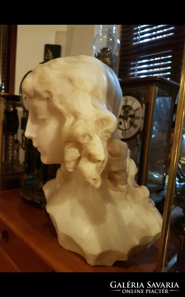 Meseszép leány büszt