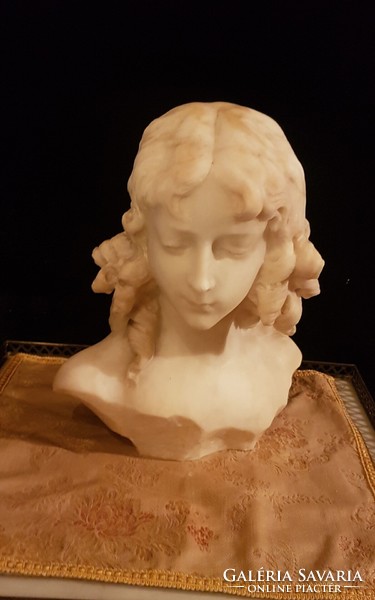 Meseszép leány büszt