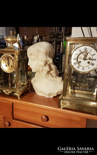 Meseszép leány büszt