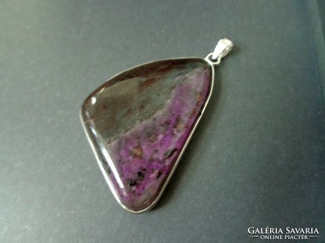 SZUGILIT háromszög ásvány medál