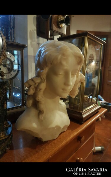 Meseszép leány büszt