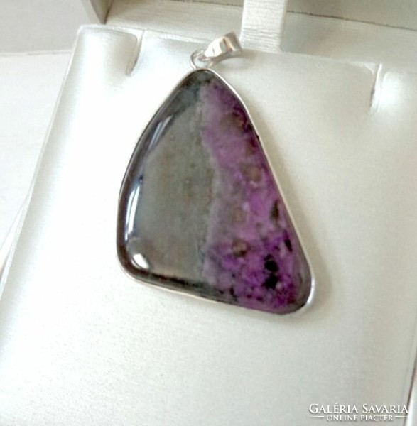 SZUGILIT háromszög ásvány medál