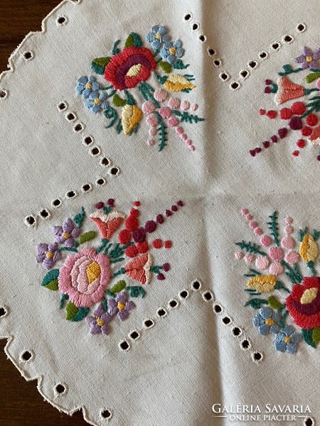 Nagyon szép,precíz hímzésű magyaros terítő. Gyönyörű munka. Slingellt. Mérete:28 cm