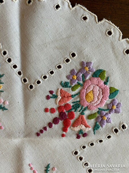 Nagyon szép,precíz hímzésű magyaros terítő. Gyönyörű munka. Slingellt. Mérete:28 cm