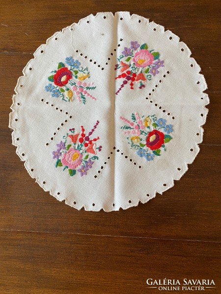 Nagyon szép,precíz hímzésű magyaros terítő. Gyönyörű munka. Slingellt. Mérete:28 cm