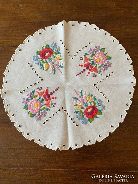 Nagyon szép,precíz hímzésű magyaros terítő. Gyönyörű munka. Slingellt. Mérete:28 cm
