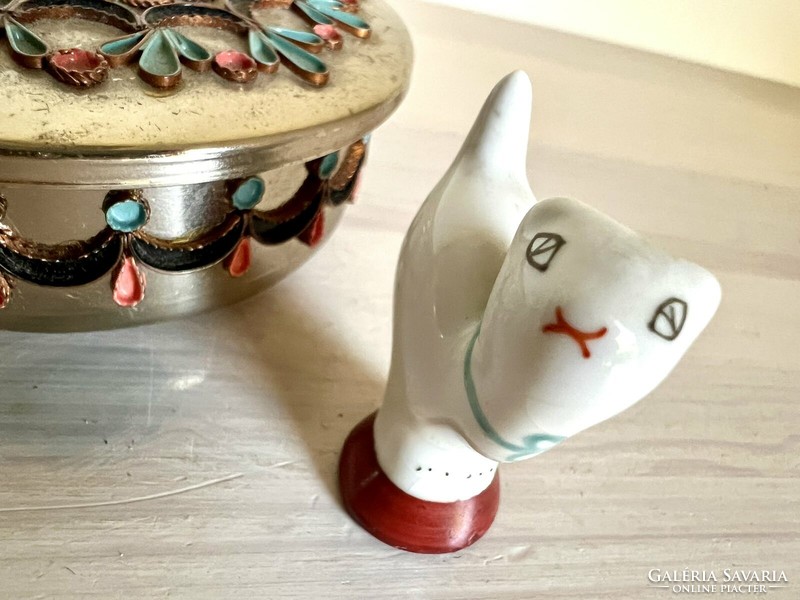 Gyönyörűen díszített kis kerek fémdobozka, csikk elnyomó Hollóházi "bamba" porcelán cicával