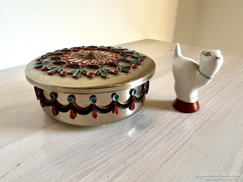 Gyönyörűen díszített kis kerek fémdobozka, csikk elnyomó Hollóházi "bamba" porcelán cicával
